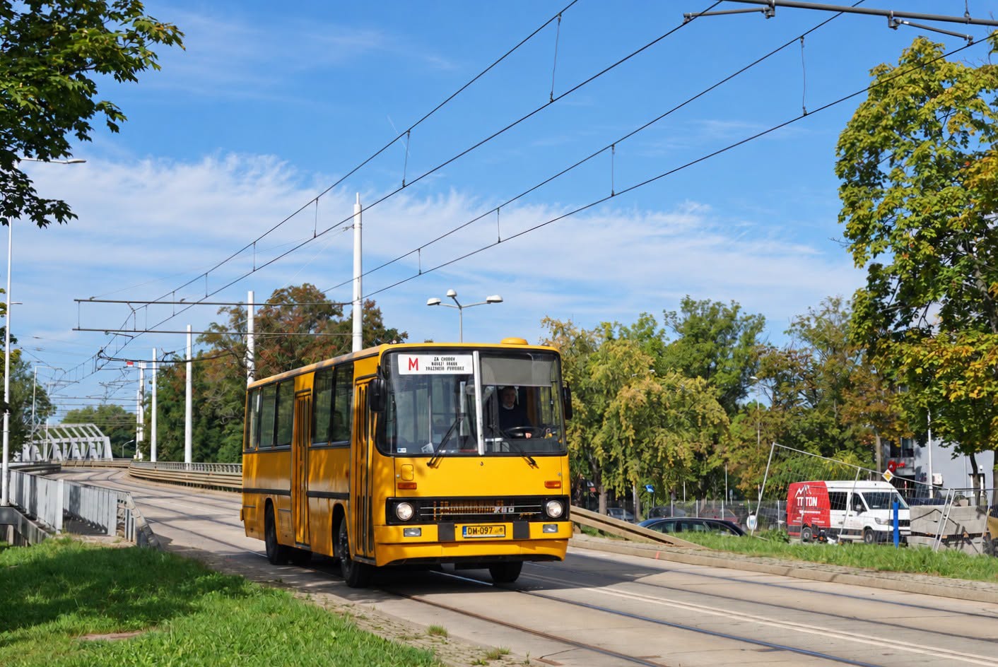Żółty zabytkowy autobus Jelcz na ulicy we Wrocławiu