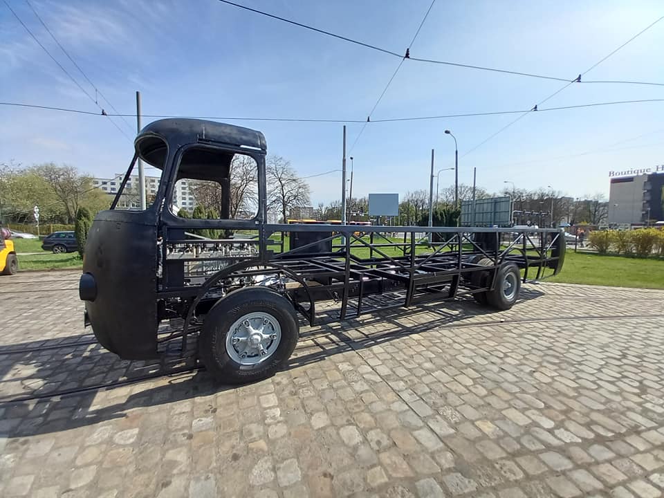 Intensywne prace przy zabytkowych autobusach