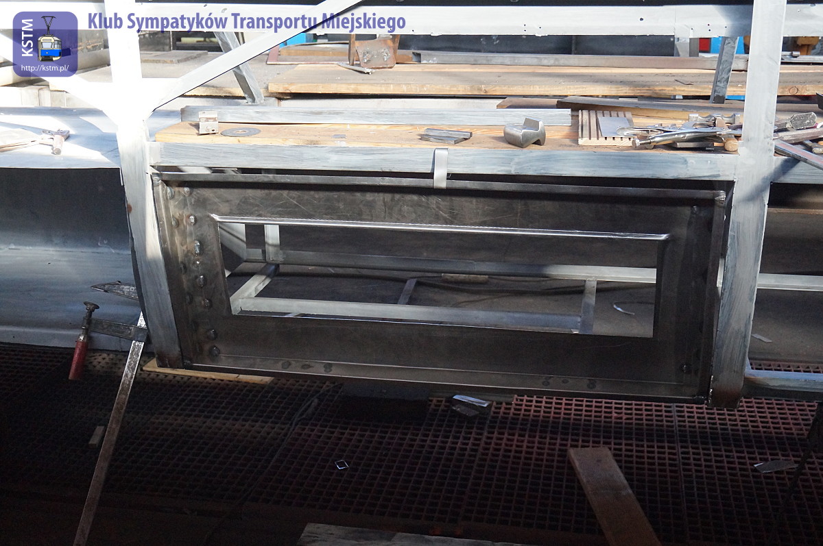 Intensywne prace przy zabytkowych autobusach