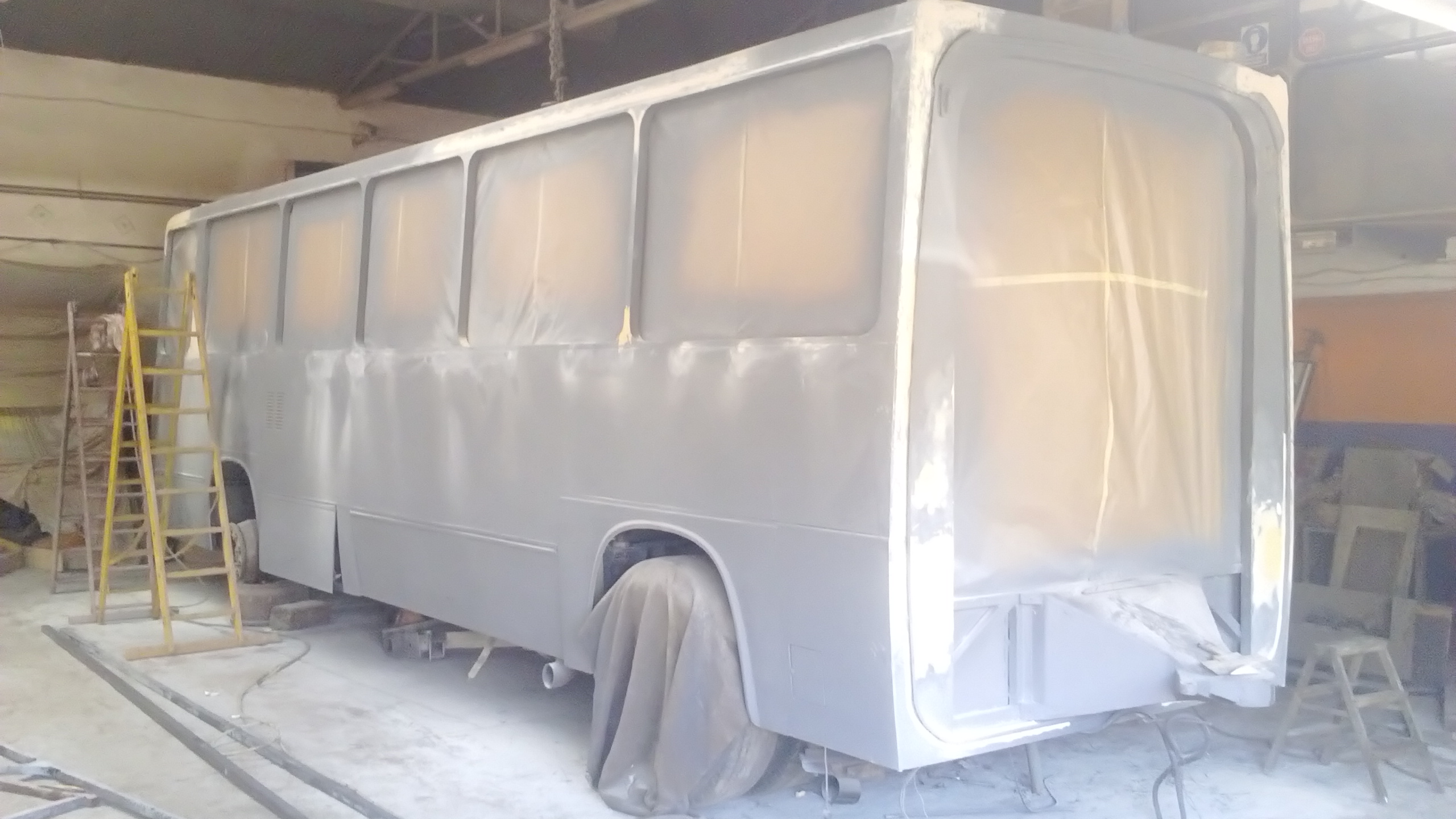 Intensywne prace przy zabytkowych autobusach