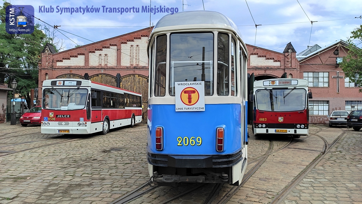 Zabytkowy autobus za tramwaj