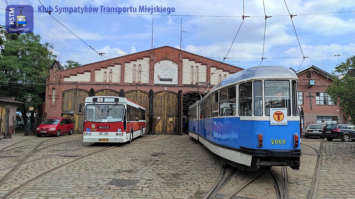 Zabytkowy autobus za tramwaj