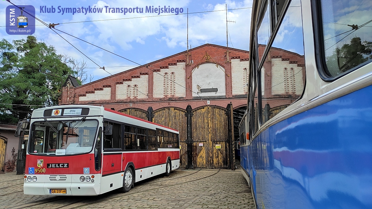 Zabytkowy autobus za tramwaj
