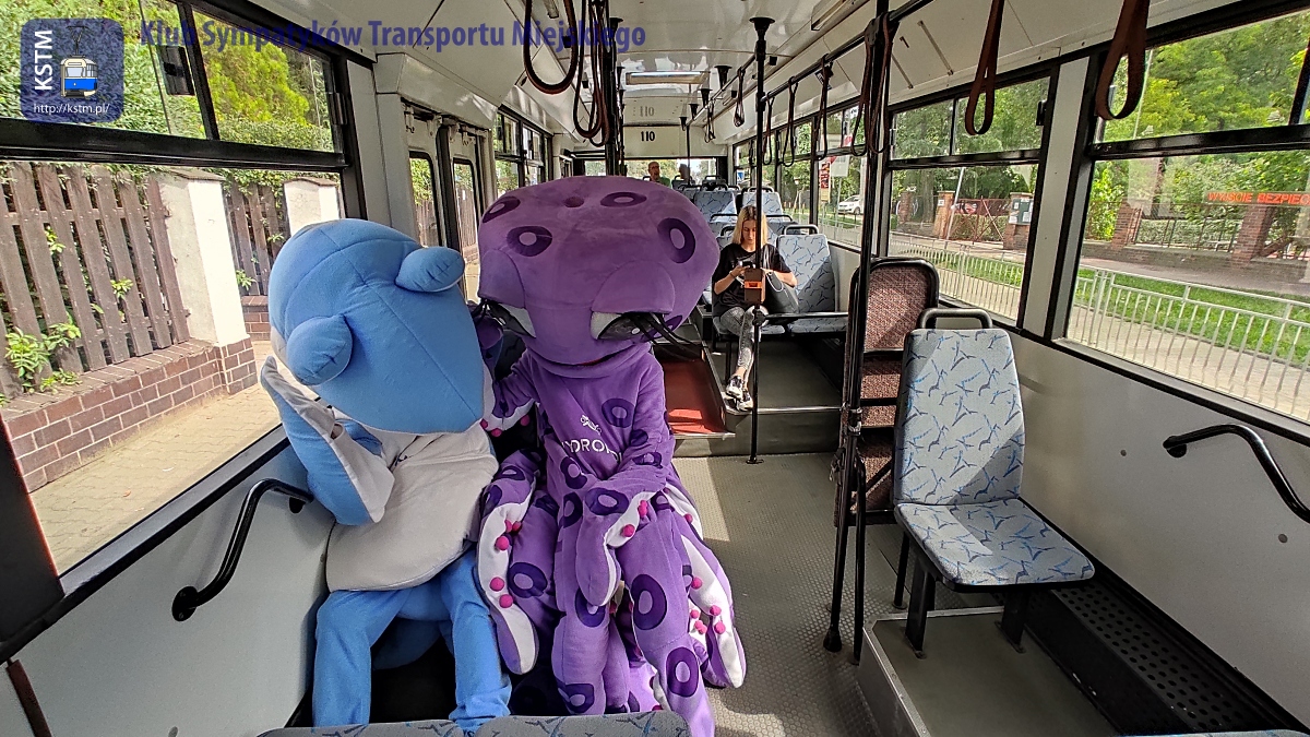 Zabytkowy autobus za tramwaj