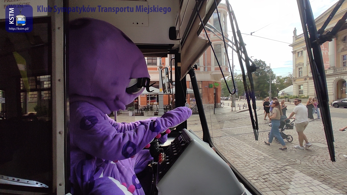 Zabytkowy autobus za tramwaj