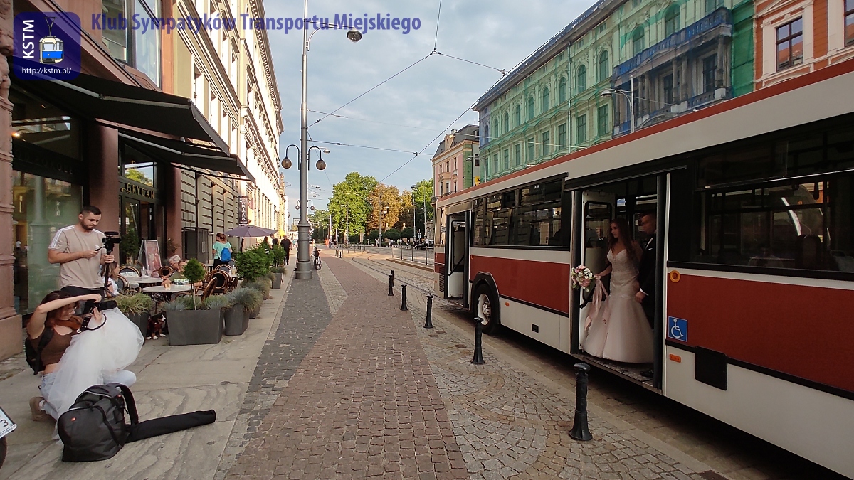 Zabytkowy autobus za tramwaj