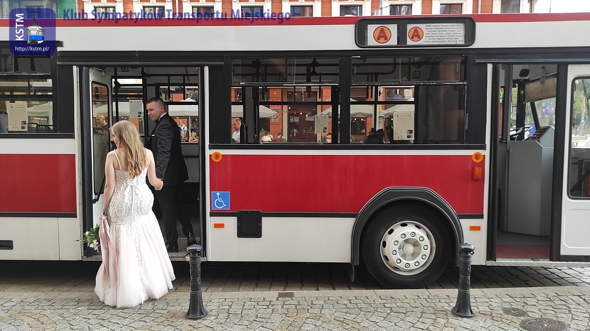 Zabytkowy autobus za tramwaj