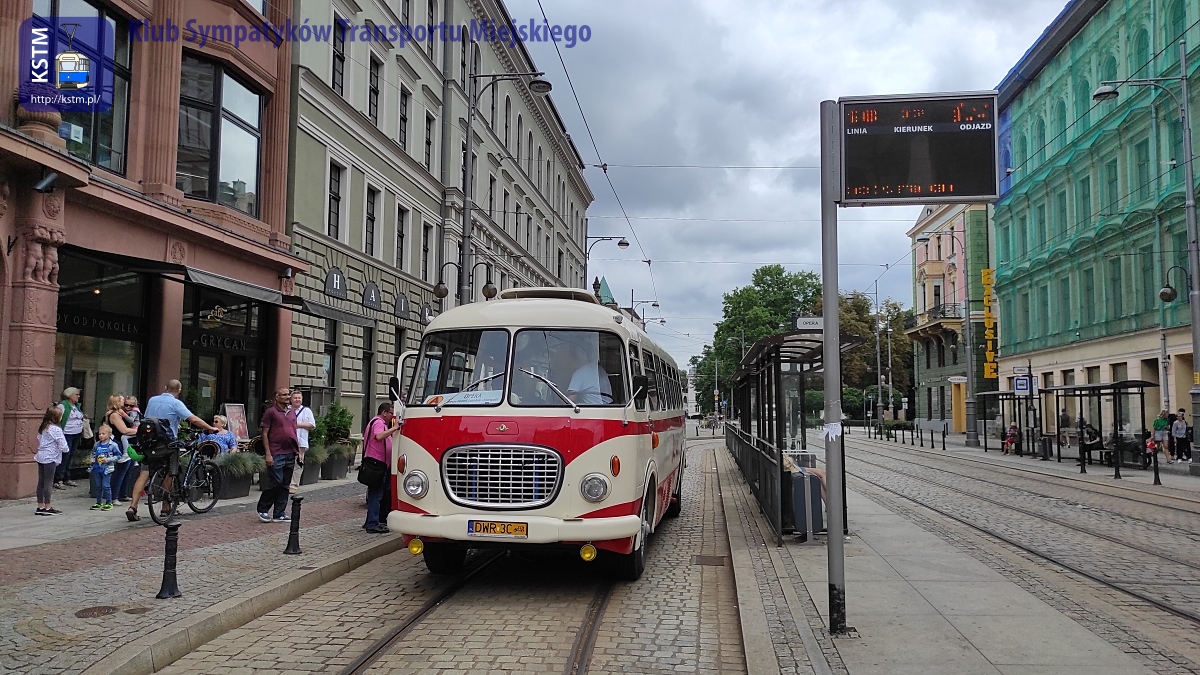 Zabytkowy autobus za tramwaj
