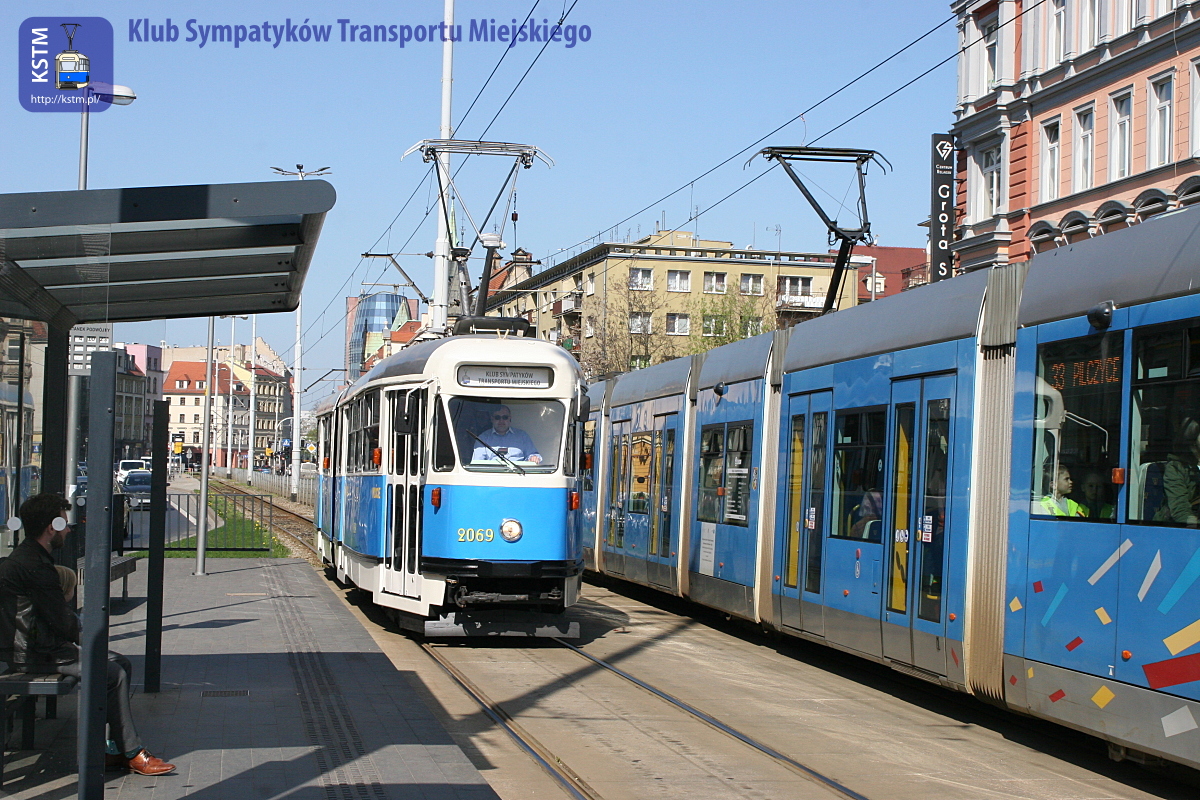 Pokaz tramwaju 102Na dla władz miasta i dziennikarzy