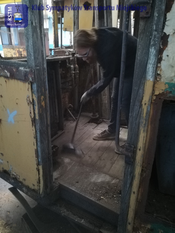 Sprzątanie zabytkowych tramwajów na Zajezdni Popowice