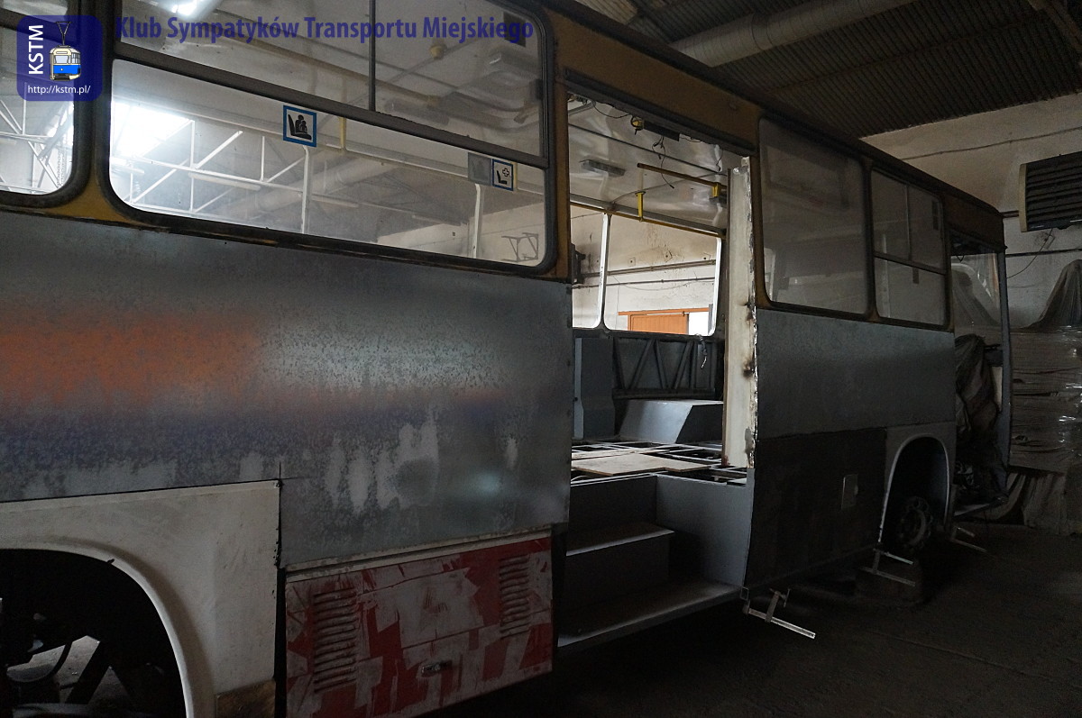 Prace przy Ikarusie 280.70E