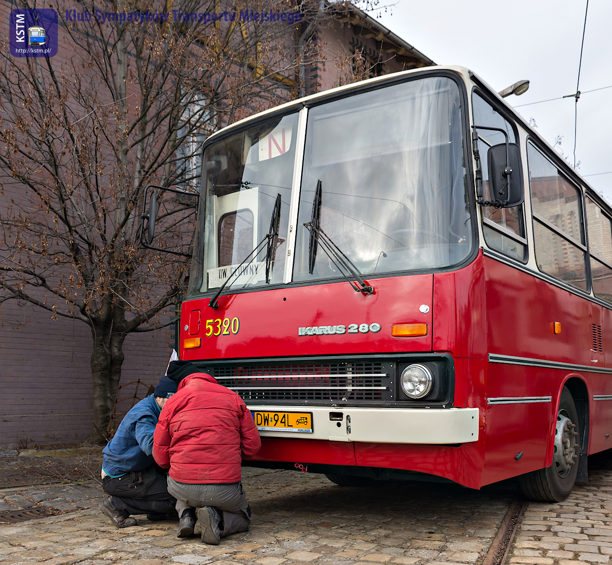 Sesja zdjęciowa z zabytkowymi tramwajami i autobusami