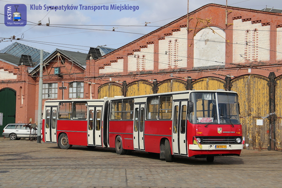 Sesja zdjęciowa z zabytkowymi tramwajami i autobusami