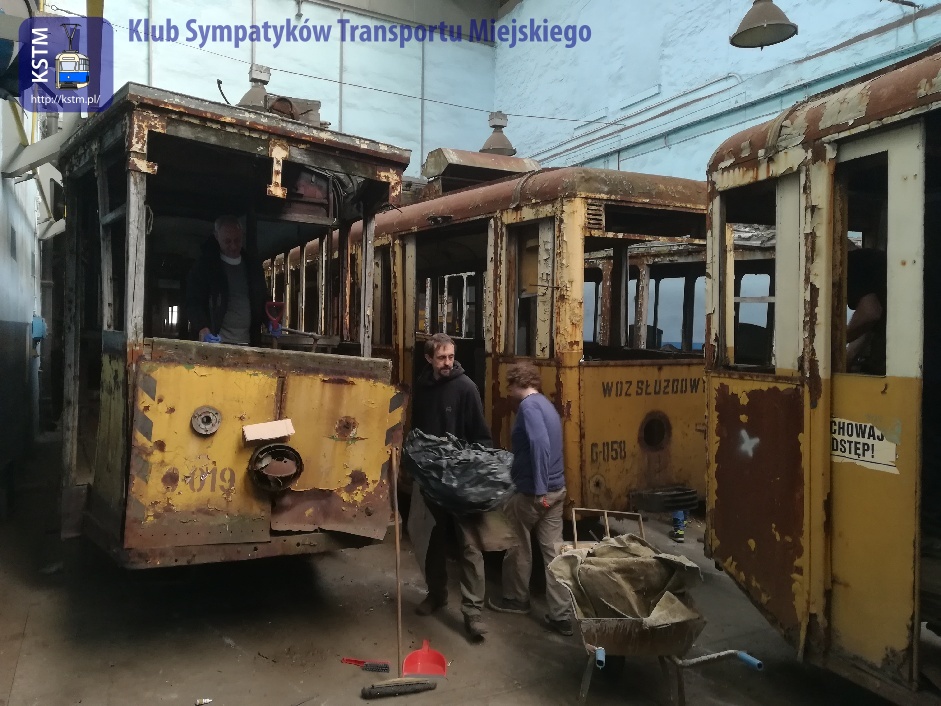 Sprzątanie zabytkowych tramwajów na Zajezdni Popowice