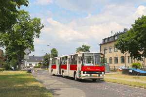Portret Ikarusa 280 na Rynku Zaborowskim w Zaborowie, dzielnicy Leszna.