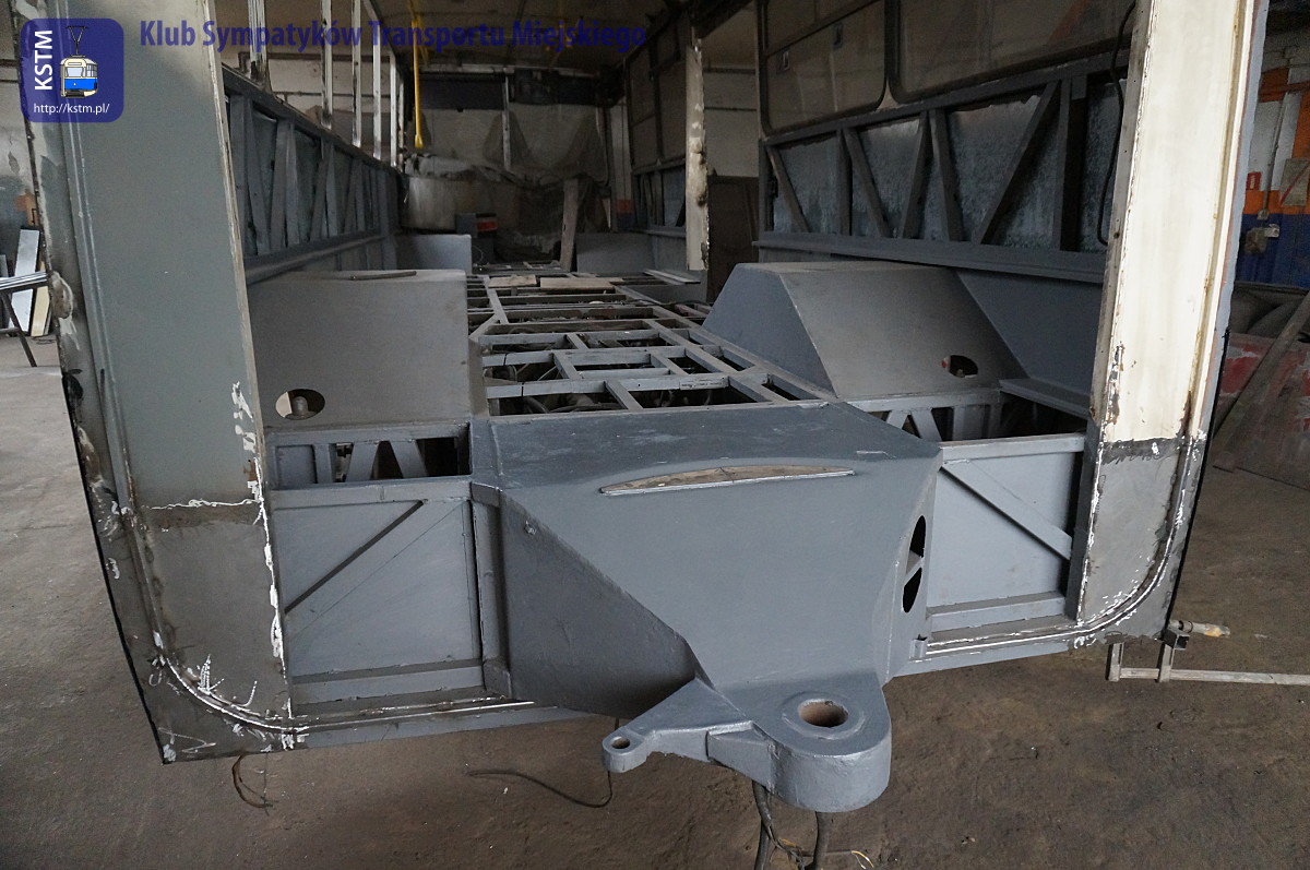 Prace przy Ikarusie 280.70E