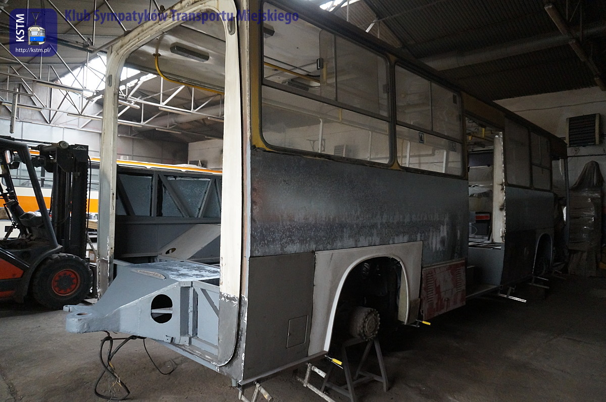 Prace przy Ikarusie 280.70E