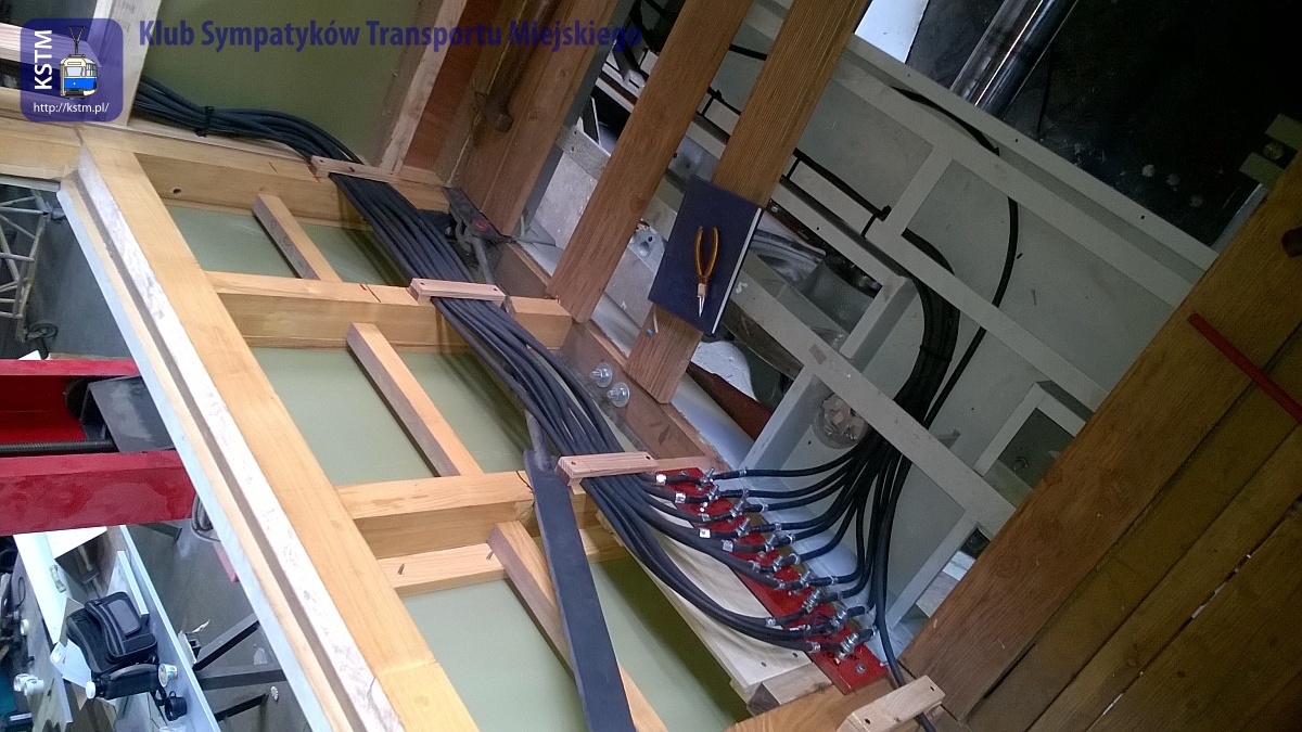 Powstaje instalacja elektryczna w tramwaju Maximum